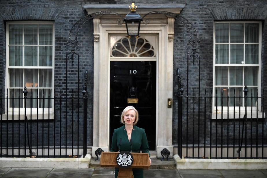 Liz Truss, primeira-ministra demissionária do Reino Unido, durante discurso derradeiro em frente a Downing Street, a sede do governo britânico