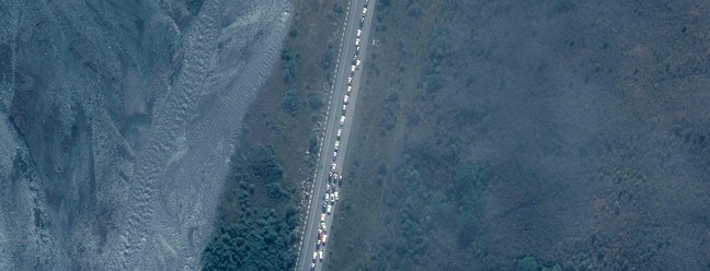 Imagem de satélite tirada em 25 de setembro de 2022 mostra caminhões e carros esperando em engarrafamento perto da fronteira russa com a Geórgia. — Foto: AFP