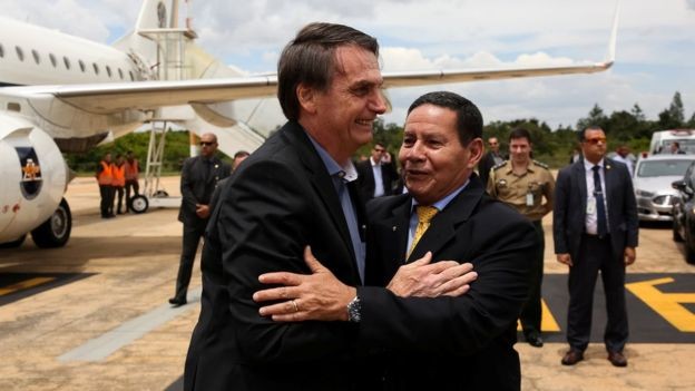 Professor afirma que que o fato de Bolsonaro ter compartilhado publicamente a crítica do filho a Bebianno pode causar insegurança inclusive em outros integrantes do governo (Foto: Reuters via BBC)