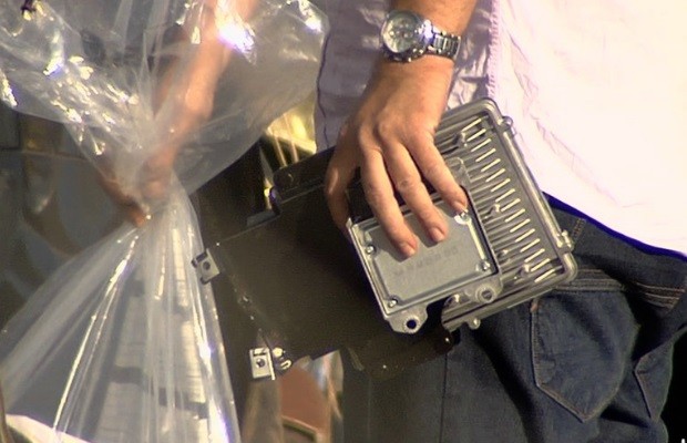 Polícia e técnicos retiram 'caixa-preta' do carro do cantor Cristiano Araújo em Goiás (Foto: Reprodução/TV Anhanguera)