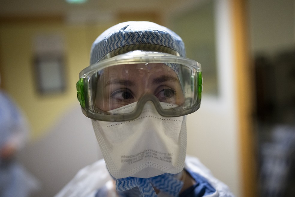 Profissional de saúde com equipamento de proteção contra Covid-19 em hospital de Marselha, no sul da França, em 24 de dezembro em 2021 — Foto: Daniel Cole/AP