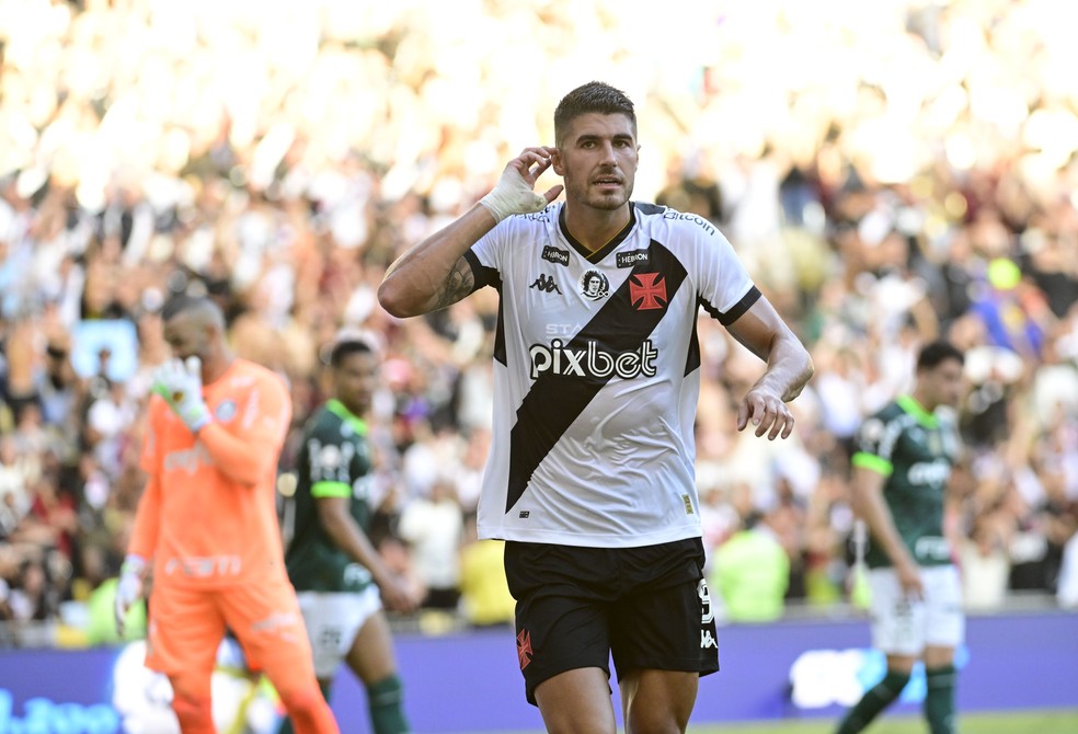 Pedro Raul é o rei da bola aérea ofensiva no Vasco e marcou sete gols em jogadas pelo alto — Foto: André Durão/ge