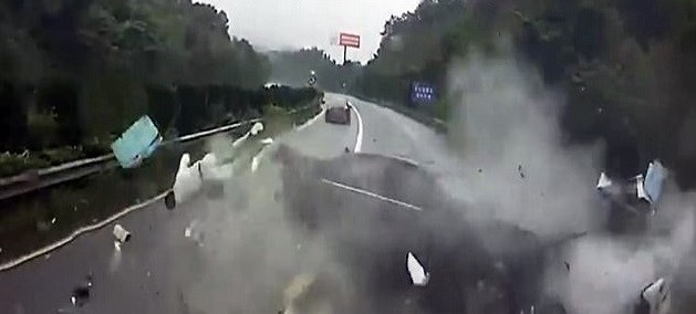 Passageiro é lançado pelo parabrisa traseiro após acidente