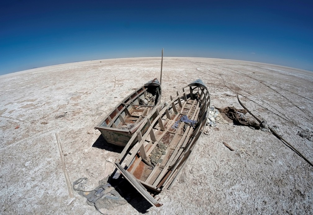 Barcos no lago Poopo, na Bolívia, região afetada pelas mudanças climáticas — Foto: Reuters/David Mercado