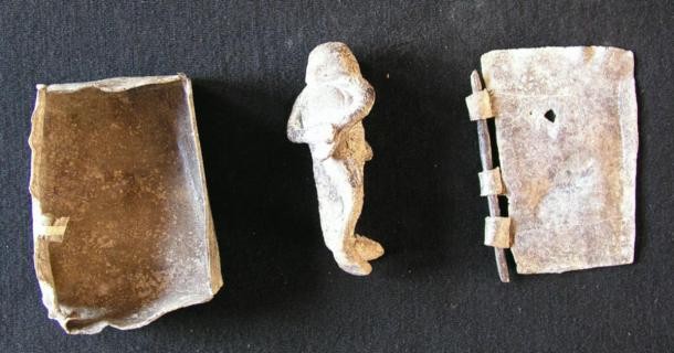 Uma estatueta e um sarcófago modelo feito de chumbo foram encontrados no fundo do poço (Foto: Instituto Arqueológico Alemão)