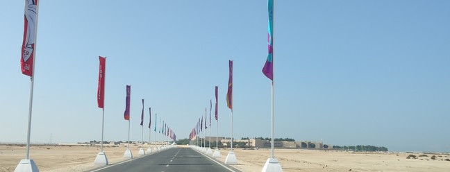 Depois de cerca de 1h15 de viagem de Doha, se tem acesso à estrada que leva ao Zulal Wellness Resort, onde alemães estão hospedados — Foto: Bruno Marinho