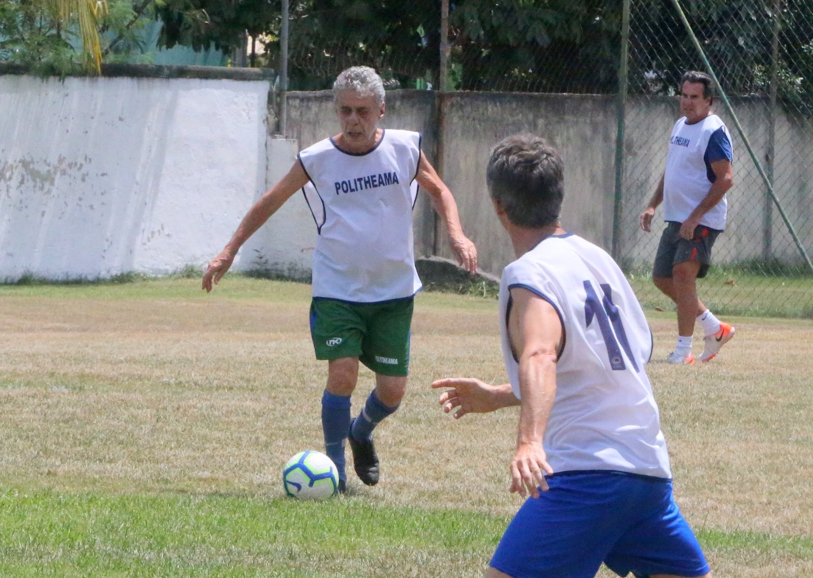 Chico Buarque joga bola com amigos no Rio de Janeiro (Foto: AgNews)