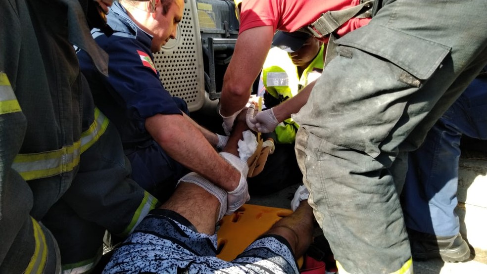 Vítima fraturou as pernas — Foto: Corpo de Bombeiros/Divulgação
