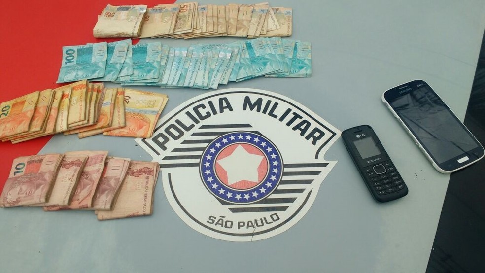 Foram apreendidos R$ 57 mil em espécie (Foto: Divulgação/Polícia Militar)