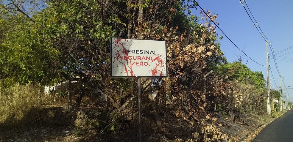 Moradores colocam placas nas ruas para alertar sobre riscos de assaltos do Parque Vitória, na Zona Sul de Teresina — Foto: Divulgação