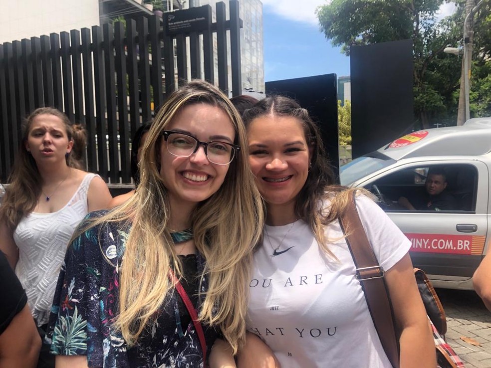 Priscila e Emiliana fizeram amizade depois de esperar por mais de 4 horas na fila.  — Foto: Beatriz Borges/G1