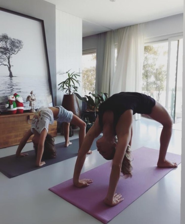 Grazi Massafera pratica yoga junto a sua filha (Foto: Instagram/ Reprodução)