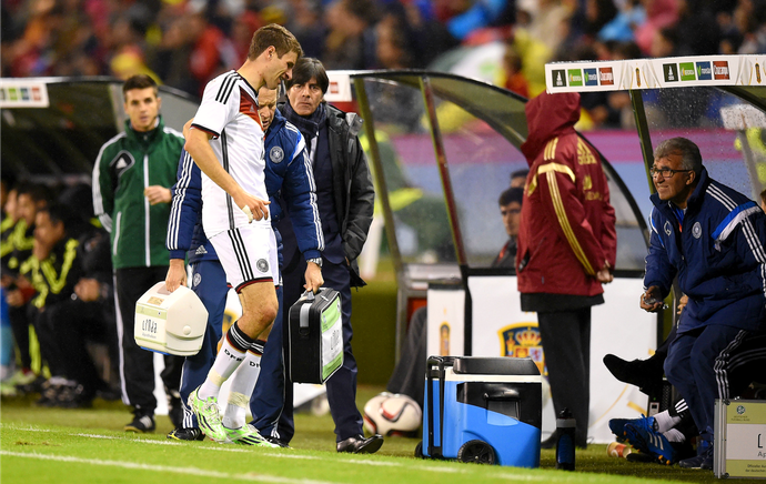Thomas Müller é substituído no primeiro tempo entre Alemanha e Espanha (Foto: AFP)