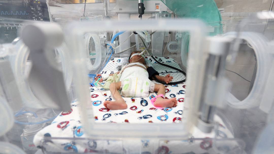 22 de outubro de 2023 - Bebê prematuro palestino em uma incubadora na maternidade do Hospital Shifa, na cidade de Gaza