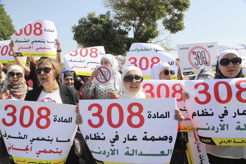Ativistas protestam diante do parlamento da Jordânia pedindo fim da cláusula que permite que estuprador se case com vítima para evitar punição (Foto: AP Foto/Reem Saad)