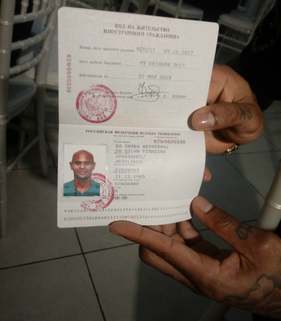 Passaporte de Ari: nele, virá o documento que lhe dá a naturalização (Foto: Roberto Leite)
