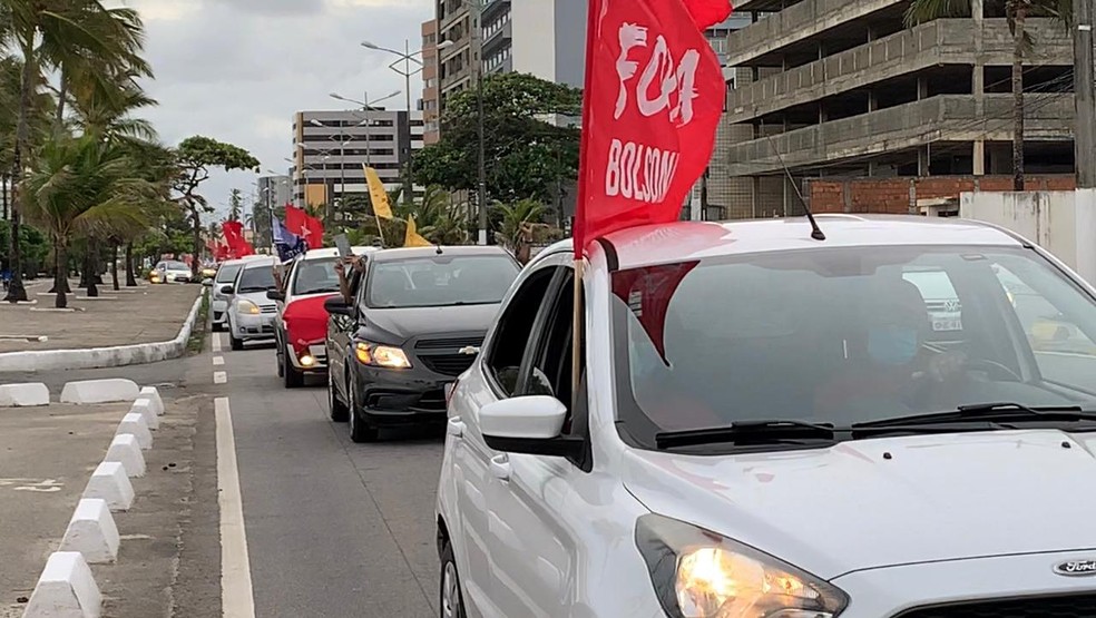 Com faixas, manifestantes passaram pela parte baixa da cidade de Macei� � Foto: Valmir In�cio/TV Gazeta