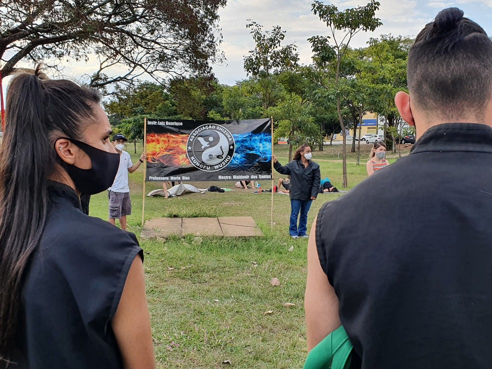 Amigos e familiares fizeram um ato em homenagem ao lutador Luiz Henrique Tomaz, na tarde deste sábado (17), no Parque do Povo, em Presidente Prudente — Foto: Gelson Netto/G1