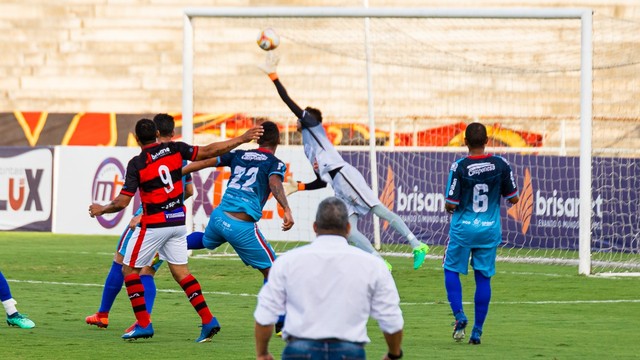 Momento do primeiro gol da Raposa. Joga a luva, goleirão...