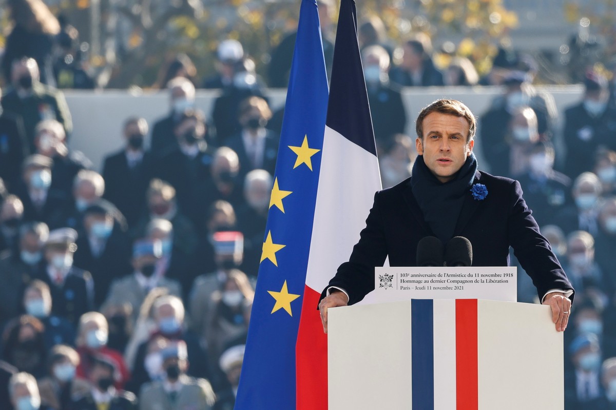 Pourquoi Macron a-t-il changé la couleur du drapeau français ?  |  Monde