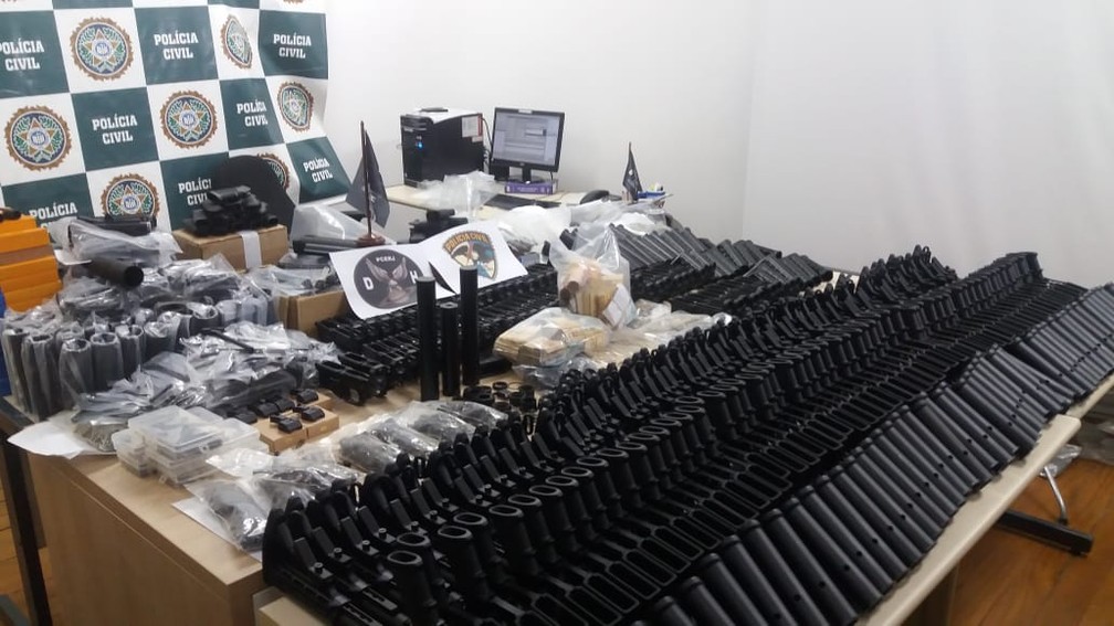 DH apresentou as armas apreendidas na casa de amigo de PM preso — Foto: Reprodução/Polícia Civil