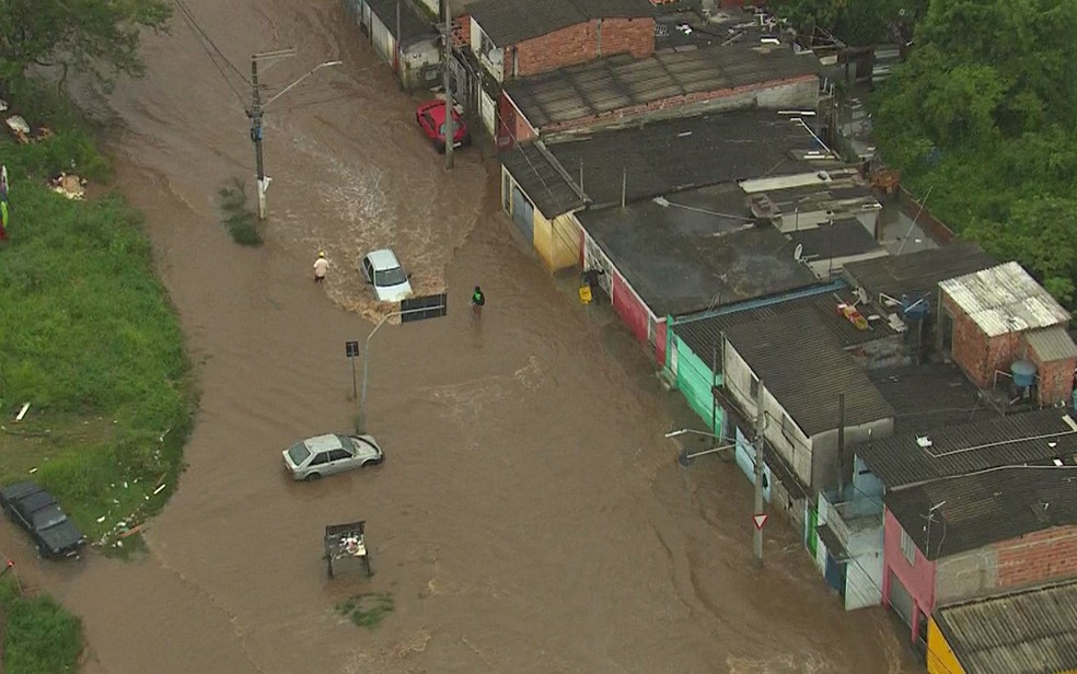 sp zl - Um dia após chuva, moradores enfrentam alagamentos na Zona Leste de SP