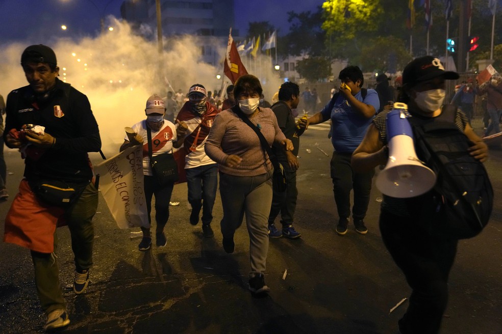 Manifestantes peruanos são dispersados pela polícia em 11 de dezembro de 2022 — Foto: Martin Mejia/AP