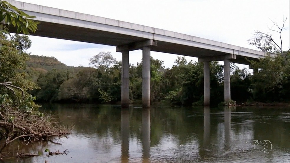 Segundo o MinistÃ©rio PÃºblico, pontes foram usadas para desviar dinheiro (Foto: ReproduÃ§Ã£o/TV Anhanguera)