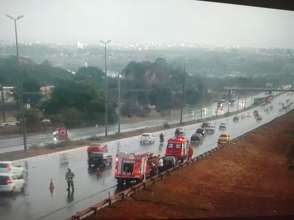 Bombeiros atendem ocorrência de trânsito na Epia Norte, em Brasília — Foto: Reprodução