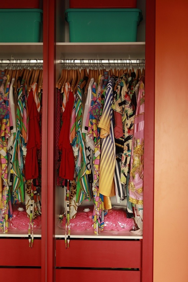 No detalhe, os armário coloridos escondem as muitas estampas que são a marca de Moura. O jogo multicolorido revela seu estilo marcante e irreverente (Foto: Julia Rodrigues/Editora Globo)