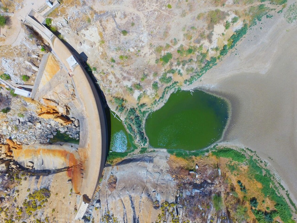 Imagem aérea mostra como o açude Gargalheiras está seco (Foto: Ney Douglas)