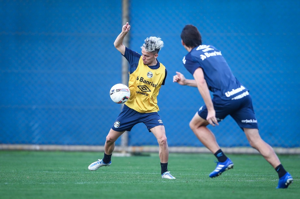 Biel pode retornar ao Grêmio diante do Vila Nova, enquanto Brenno tem leve contusão, que não preocupa o DM