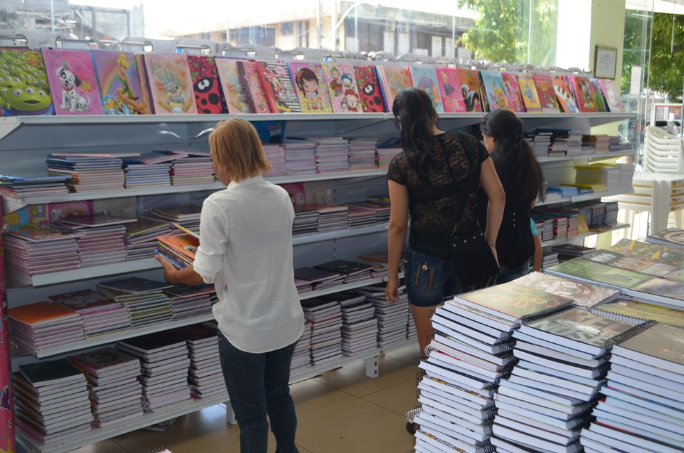 Cadernos são os itens que mais impactam no preço da lista — Foto: John Pacheco/G1