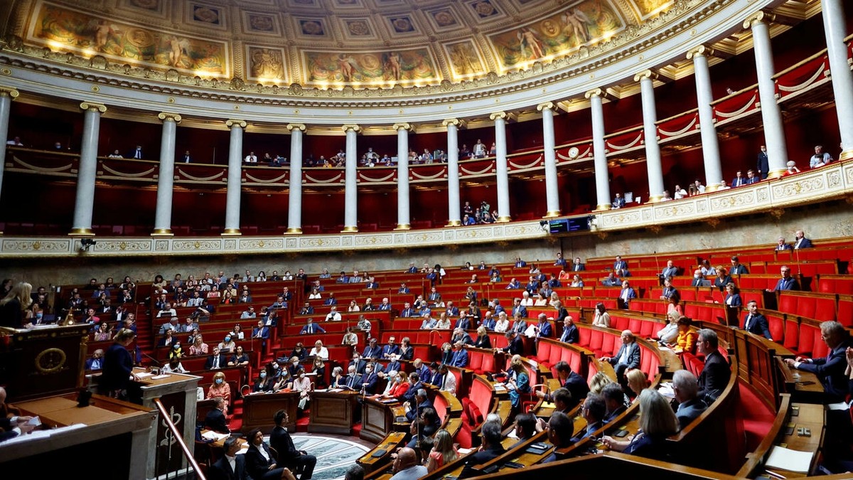 França: deputado recebe advertência após saudação nazista na Assembleia Nacional | Mundo