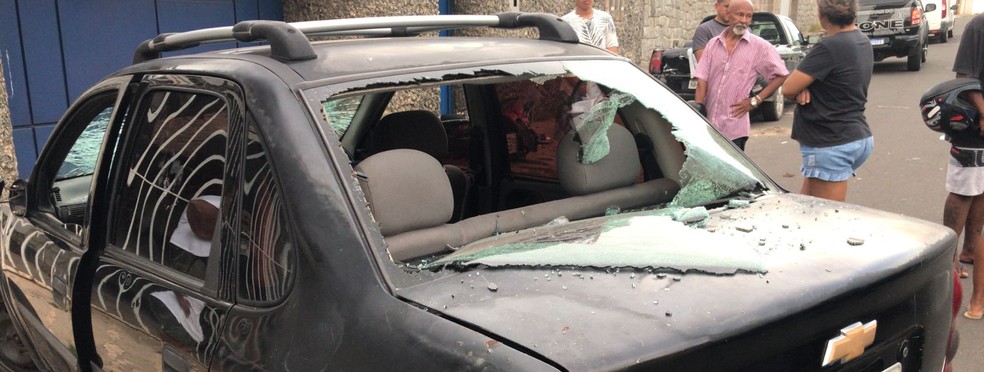 Marido de mulher grávida quebrou vidros de carro envolvido no acidente — Foto: Lívia Ferreira /g1