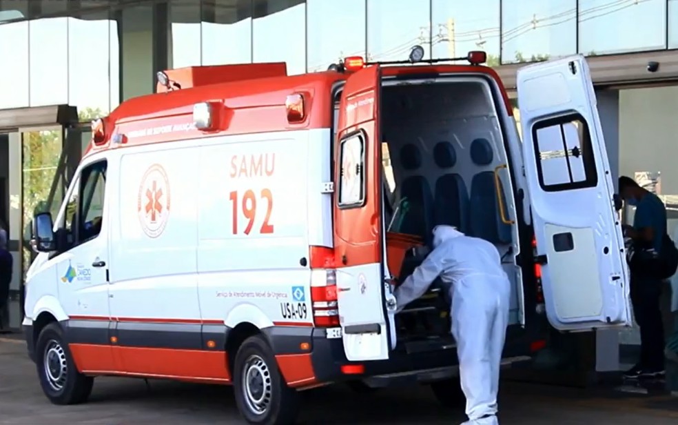 Ambulância leva paciente com Covid-19 em Goiás — Foto: Reprodução/TV Anhanguera