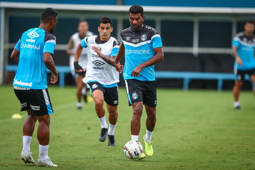 Thiago Santos em treino do Grêmio — Foto: Lucas Uebel/Divulgação Grêmio