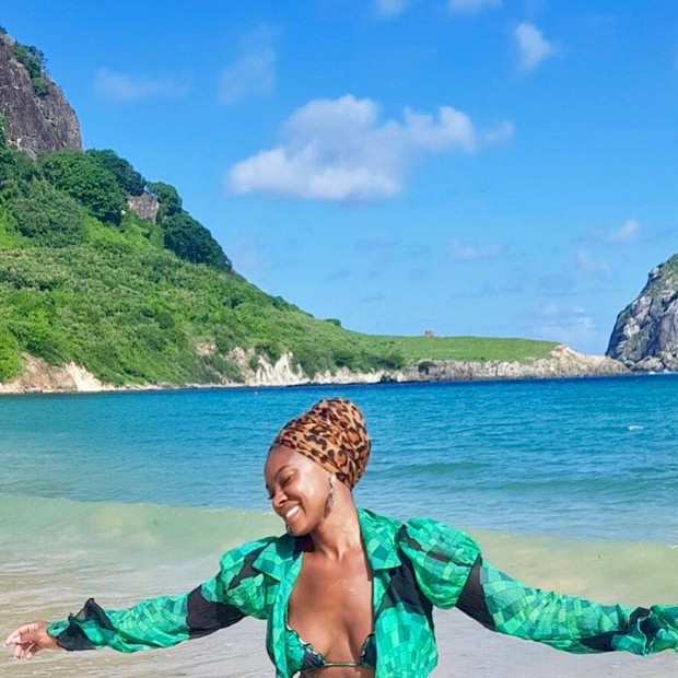 Estilosa, Cris Vianna usa turbante de oncinha na praia (Foto: Reprodução/Instagram)