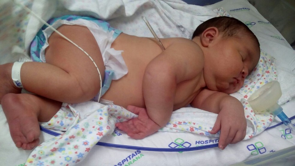 A menina nasceu com 5,720 quilos e 54 centímetros, segundo a mãe. — Foto: Maira Cristina Trevisan/Reprodução