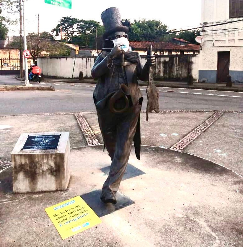 Estátua do apresentador Chacrinha, na Zona Sul do Rio, usando máscara — Foto: Divulgação/ Prefeitura do Rio