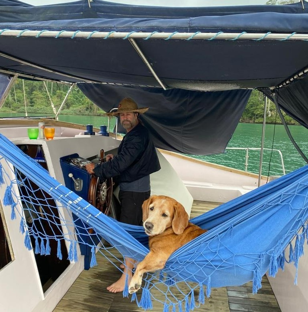 Térix na rede, descansando durante a viagem que fez com seu tutor. Eles percorreram 15 países — Foto: Arquivo pessoal