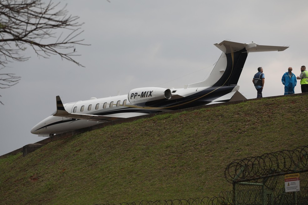 Avião sai da pista no Aeroporto de Congonhas, na cidade de São Paulo, SP, neste domingo (9) — Foto: Renato S. Cerqueira/Futura Press/Estadão Conteúdo