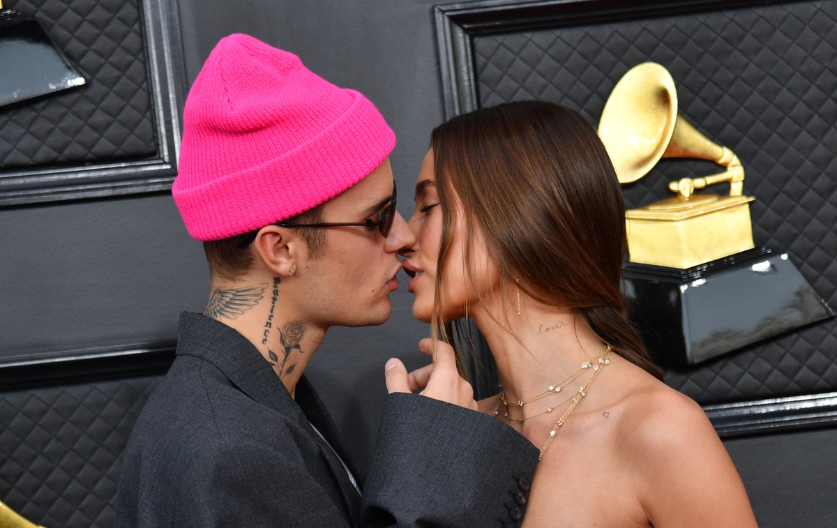 Casais do Grammy 2022: Justin Bieber e Hailey Bieber beijam no tapete vermelho