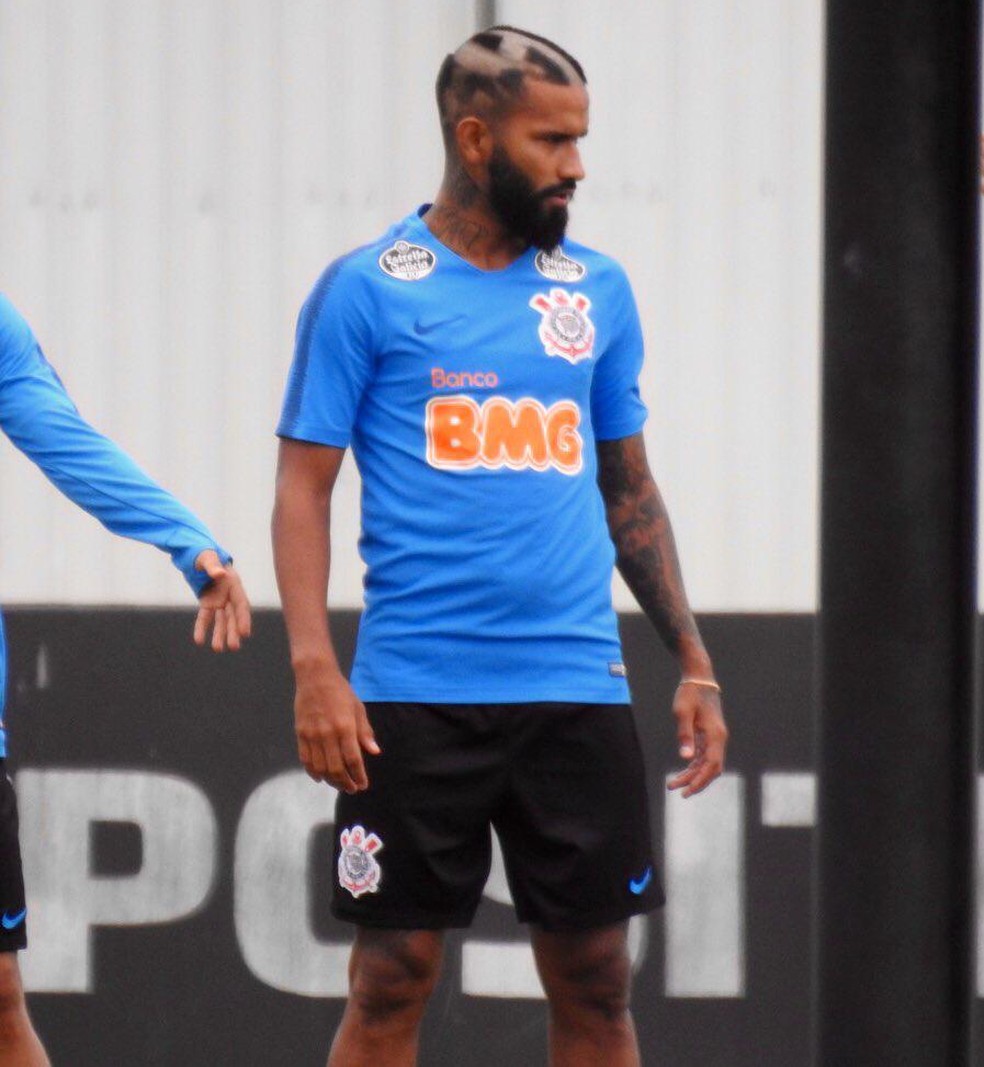 Meia Marquinhos teve os cabelos raspados — Foto: Bruno Cassucci
