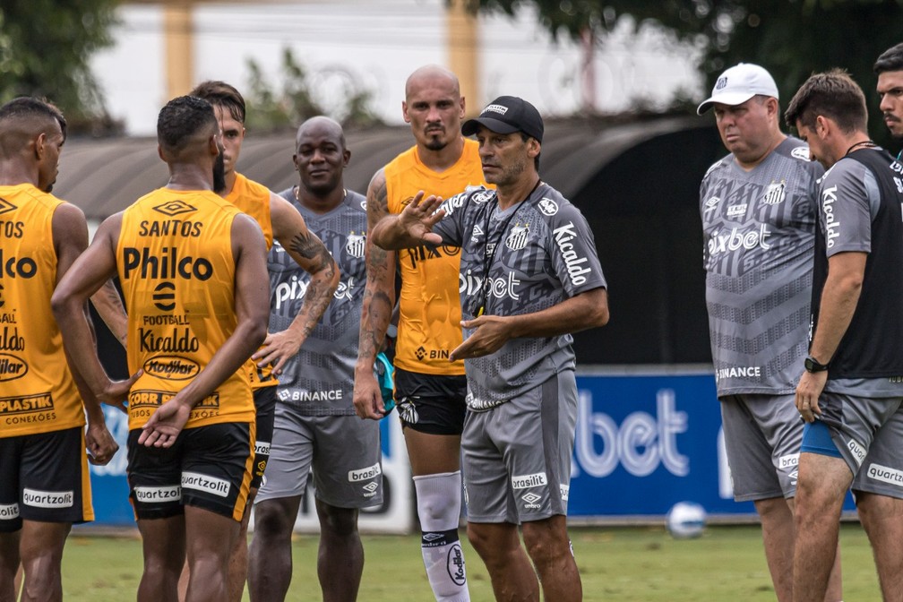 Fabián Bustos conversa com jogadores do Santos — Foto: Bruno Vaz/Santos FC