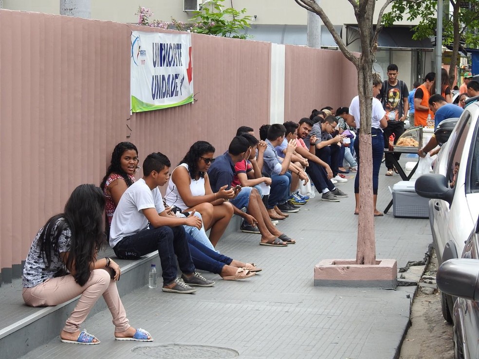 Estudantes chegam cedo para o segundo dia do Enem no Colégio no Centro de Manaus (Foto: Patrick Marques/G1 AM)