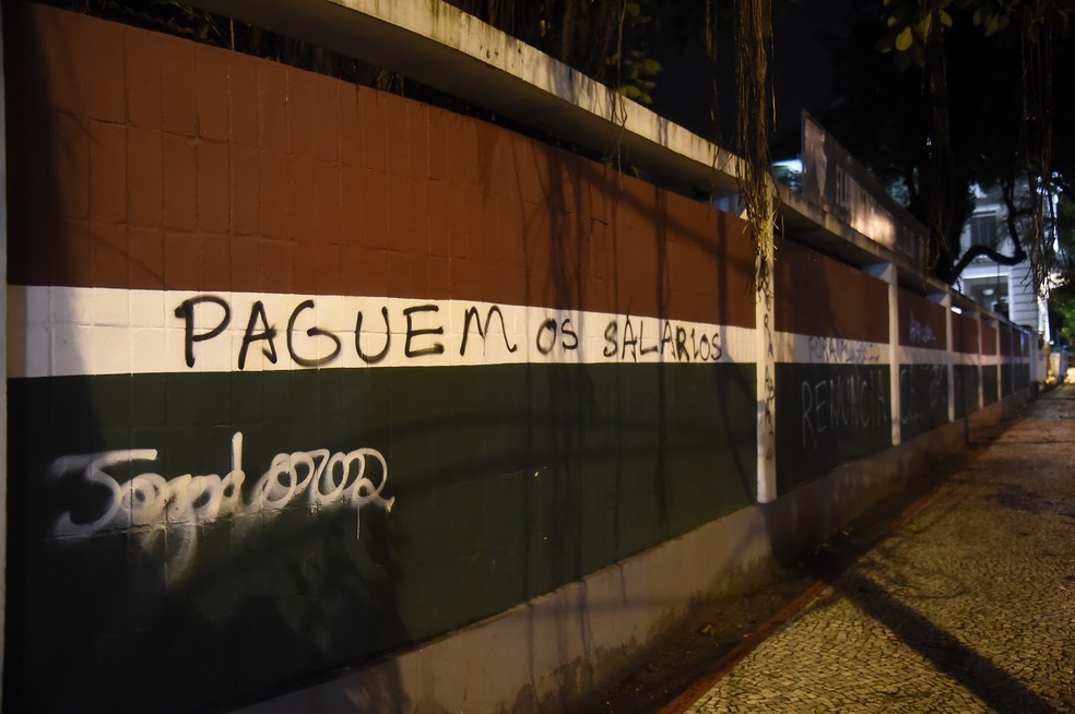 Pichações nos muros das Laranjeiras — Foto: André Durão