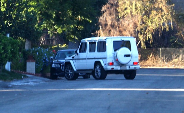 Justin Bieber chega de carro branco à casa de Selena Gomez (Foto: Grosby Group)