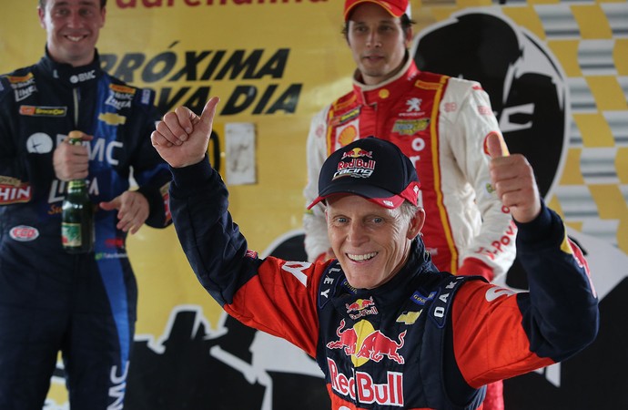 Andreas Mattheis comemora a vitória no desafio de kart dos chefes de equipe (Foto: Bruno Terena / divulgação)