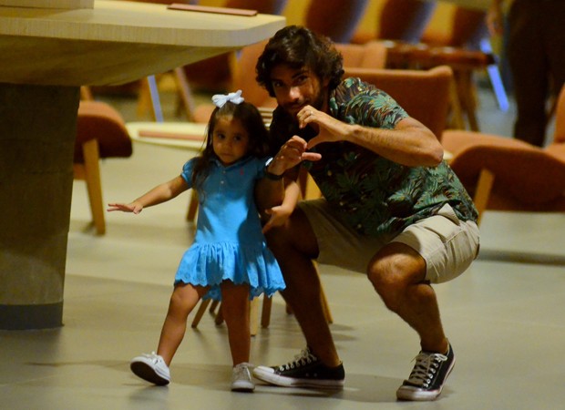 Maria Flor e Hugo Moura (Foto: Webert Belicio/Agnews)